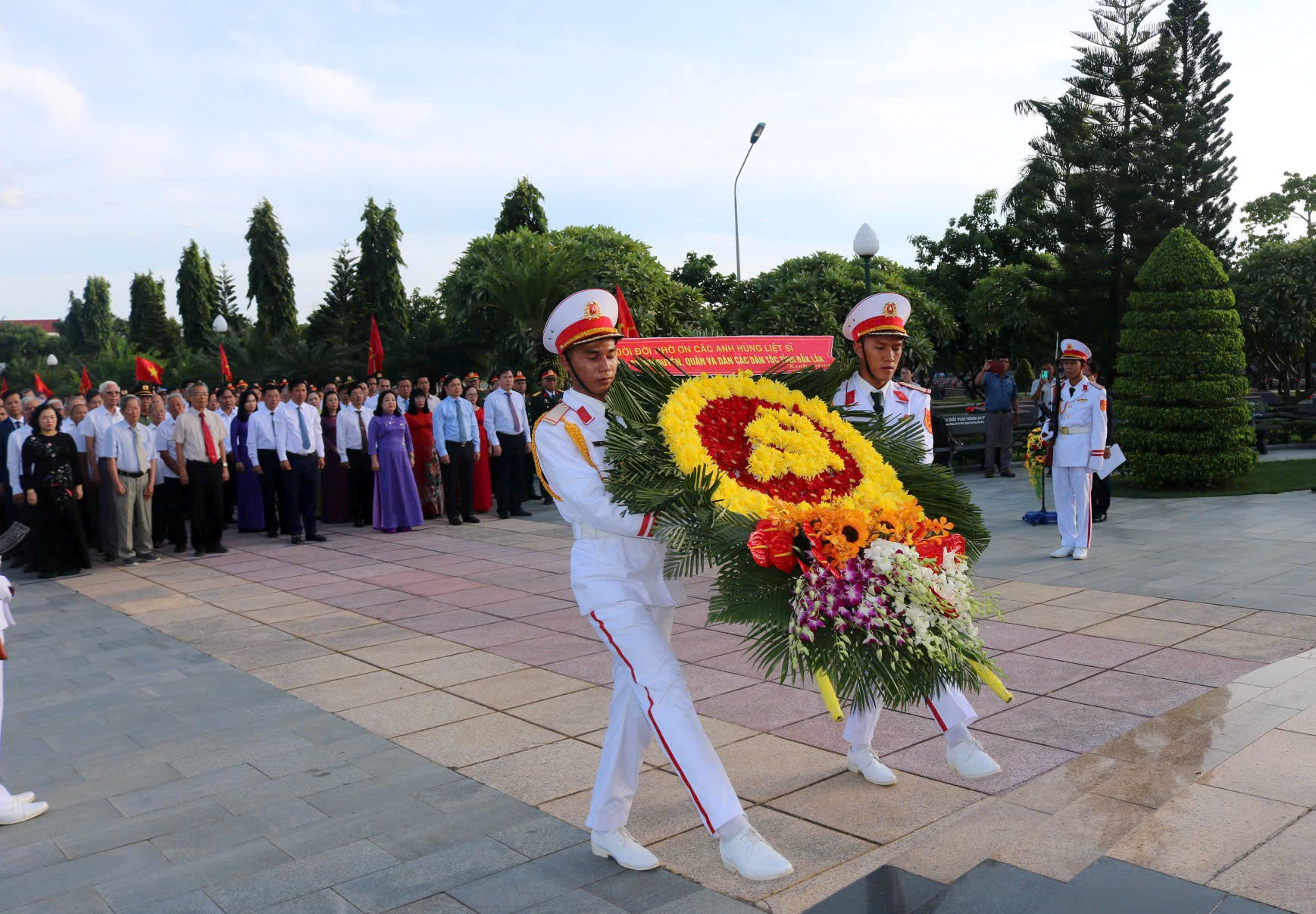 Các đồng chí lãnh đạo tỉnh cùng đại biểu thành kính đặt vòng hoa tưởng niệm các Anh hùng liệt sĩ tại Nghĩa trang Liệt sĩ tỉnh.